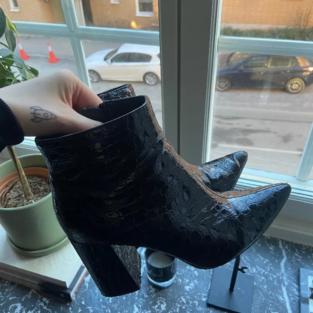 Jättesköna boots med klack, inga synliga tecken på användning! . Skor.