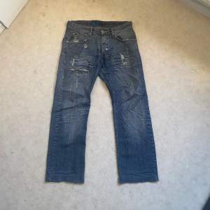 Galet feta jeans från märket BLEND med riktigt nice design. Var mina favorit jeans ett tag men säljer nu vid behov av pengar. Dragkedjor på bakfickorna och en distressed design på jeansen.
