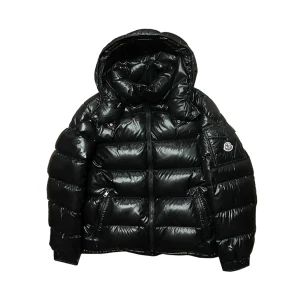 Moncler - Moncler jacka i ny skick, enda som är flaw är cartoon som sitter lite lös (mycket vanligt fel) Storlek 2 (s/m)