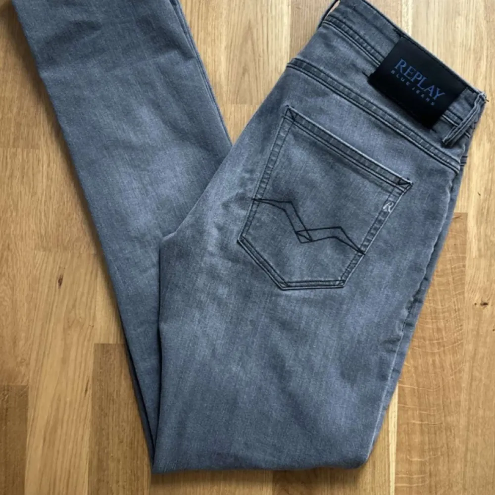 Replay slim fit jeans i riktigt bra skick och i en fet grå färg. Jeans & Byxor.