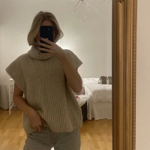 Stickad beige Ginatricot väst ! 🩰 - Säljer nu min mysiga och fina stickade väst från Gina-tricot. Köpt här på plick. Den har bra passform för mig (lånad bild)