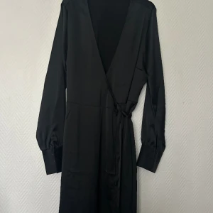 Bik bok omlott klänning  - Använd en gång tyvärr för lång för mig 