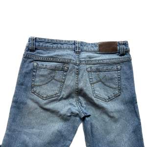 Snygga lågmidjade jeans, lite mer baggy i modellen. Midja 38cm. Innerben 84cm