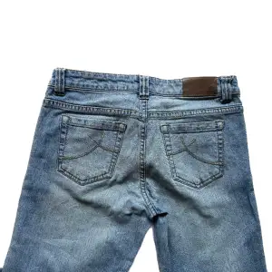 Snygga lågmidjade jeans, lite mer baggy i modellen. Midja 38cm. Innerben 84cm