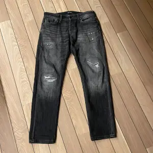 Jack n Jones jeans, tapered/straight fit Använda ett fåtal gånger och i mycket bra skick. Storlek 31/32