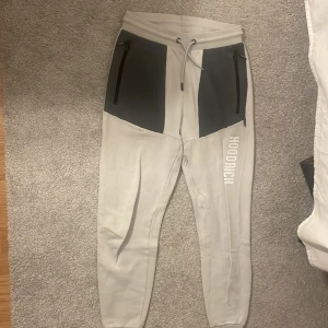 Hoodrich byxor  - Gråa hoofrich byxor me text i storlek xs helt nya 