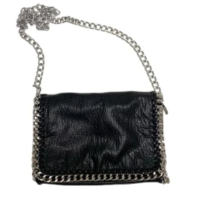 Tiamo väska  - Säljer denna as snygga väskan ifrån tiamo. Modell Pricilla. Ett fack med dragkedja på baksidan och ett fack med dragkedja på insidan. Axellänk 105 cm. Längd 28 cm, höjd 18 cm, bredd 5 cm. Nypris: 550 kr! Tveka inte att höra av dig vid frågor💞💞