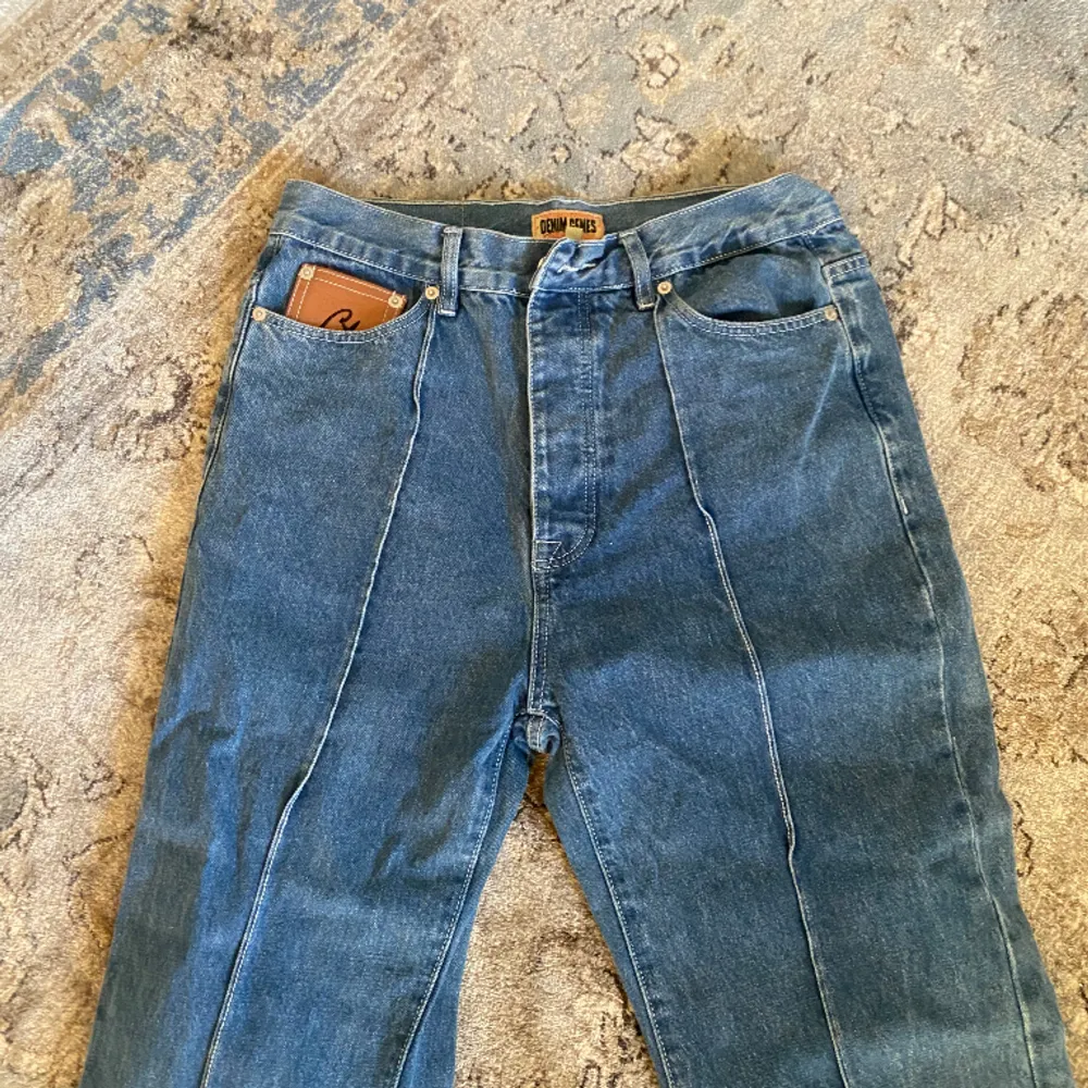 säljer dessa jeans då dem inte passade mig är i ny skick. tryck ej köp nu, skriv innan. mått: midjan  40cm, yttre byxben runt 1,09 meter. Jeans & Byxor.