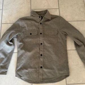 Overshirt - Skön o rätt tjock Overshirt! Köpt för 600 och använd 2-3 gånger! Säljs för den inte används något mer! 