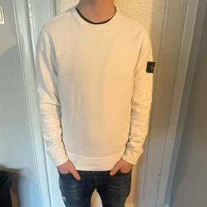 Stone island - Säljer min stone island sweatshirt i storlek S. Den har inga defekter, den är sparsamt använd. Passar bra till alla årstider. Skriv ifall ni har några frågor så är det bara att dma. Först till kvarn😊