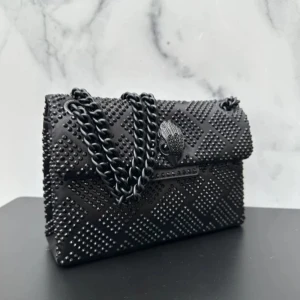 kurt geiger väska  - Hej jag söker denna superfinakurt geiger london crystal-embellished , den är i bra skick och inga skador Dustbag finns kvar som följer mig på köpet. Köpte för 3,229kr nypris  Hör av er vid intresse. Frakta och möts upp  Tar emot endast Swish