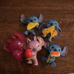 Stitch figurer har bara varit prydnad på min hylla. 60 kr för alla Stitch figurer.