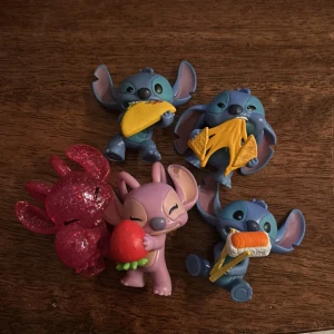 Stitch figurer - Stitch figurer har bara varit prydnad på min hylla. 60 kr för alla Stitch figurer.