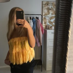 Neongul topp - Passar perfekt till neon teman, det är en kjol men jag har använt som topp så det funkar utmärkt!