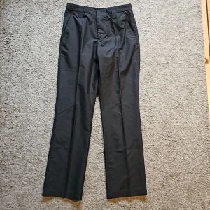 J Lindeberg Finbyxor - Fina oanvända byxor från J Lindeberg. Materialet är vattenavvisande. Funkar både till vardag och fest