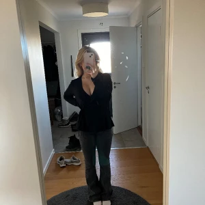 Low waist bootcut - Säljer dessa jeans, använda några gånger, bra skick. Lite slitna/fransiga längst ner, men det är inget som stör och går lätt att fixa till om man vill.