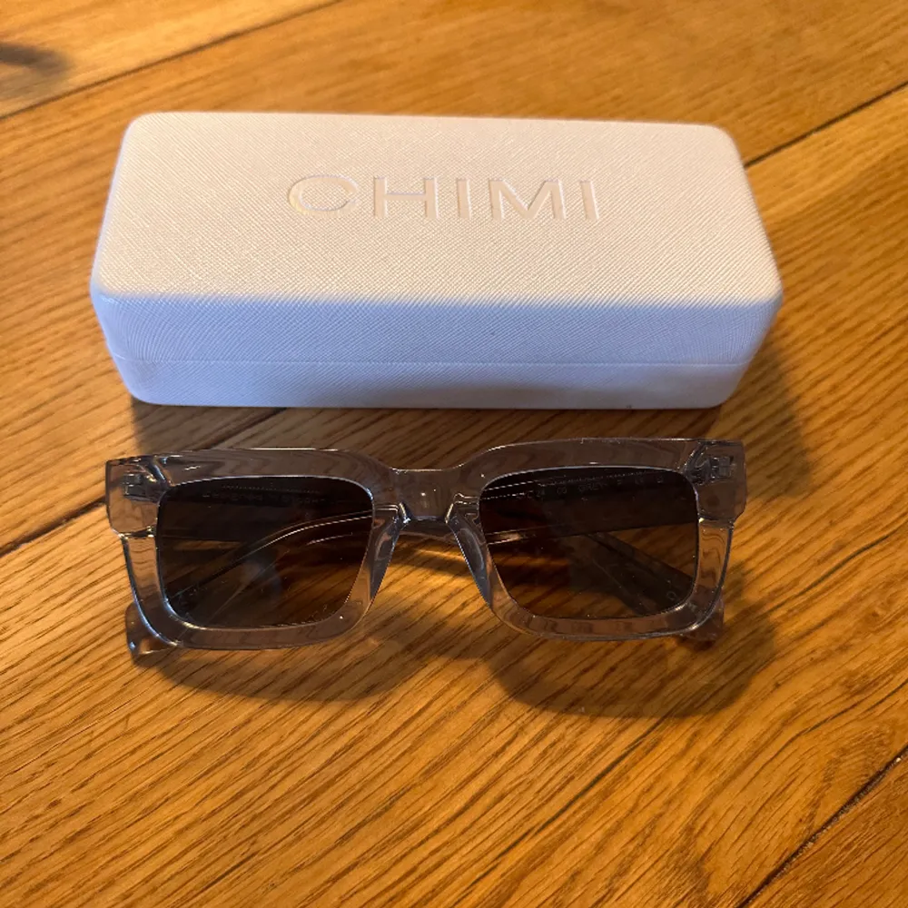 Säljer mina chimi solglasögon då dom inte längre kommer till användning.💖 modell 05, i färgen grey. Inga repor eller slitage. Skalet kommer med. Köparen står för frakt💖. Övrigt.