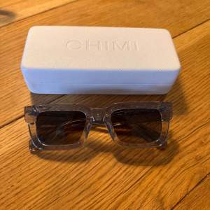 Säljer mina chimi solglasögon då dom inte längre kommer till användning.💖 modell 05, i färgen grey. Inga repor eller slitage. Skalet kommer med. Köparen står för frakt💖