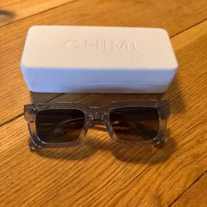 Säljer mina chimi solglasögon då dom inte längre kommer till användning.💖 modell 05, i färgen grey. Inga repor eller slitage. Skalet kommer med. Köparen står för frakt💖