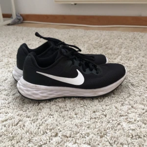 Gympaskor Nike  - Säljer mina Nike skor som tyvärr har blivit för litet för mig. De är st 36 och de är i fint skick. Bara använda inomhus.💖