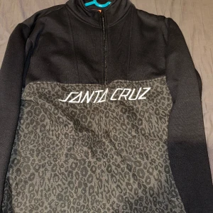 Santa Cruz - Hej säljer denna fina Santa Cruz tröjan, använd få gånger, för liten för mig för att jag ska kunna använda den