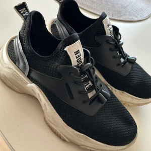 Steve Madden sneakers  - Storlek 35, använda men i fint skick. 