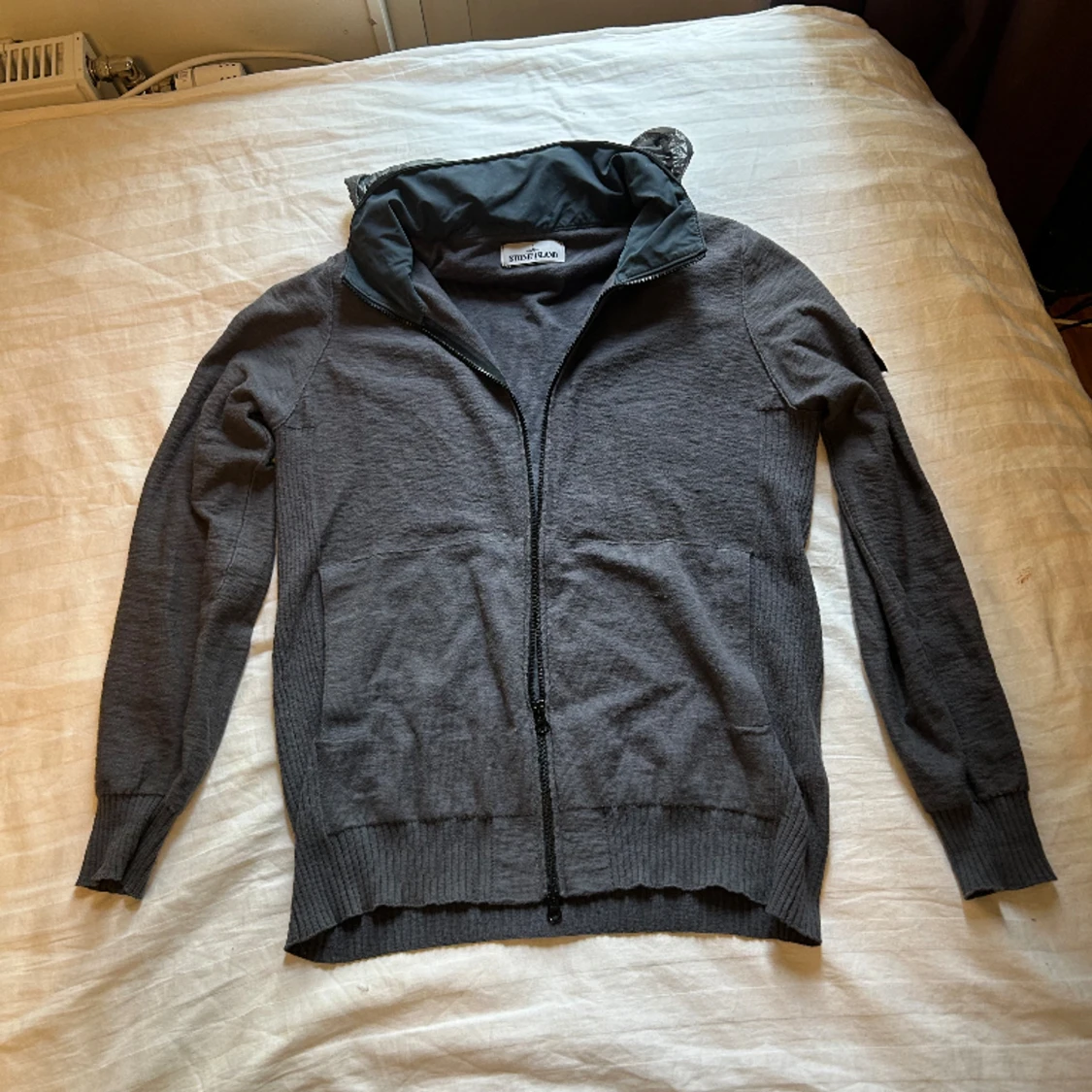 Grå Stone Island (M)