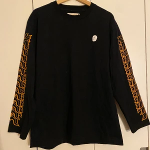 Youth In balaclava L/S - Mycket fin långärmad t-shirt. Skön kvalitetsbomull och unika sömmar på baksidan. Utmärkt skick på grund av inte mycket användning.