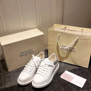 Alexander Mcqueen ”Oversized Sneaker” Strl 43 - Säljes ett par Alexander Mcqueen modellen ”Oversized Sneaker” i storlek 43.   Mycket fint skick på skorna, använda fåtal gånger. Originalkartong och påse finns kvar.  Finns i Borlänge  Mvh Lucas  