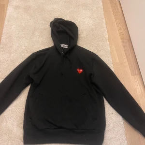 Commes des Garçons hoodie - Säljer min svarta commes des Garçons hoodie då den inte kommer till användning 💕, relativt oanvänd, nypris 2400-2500 kr💕