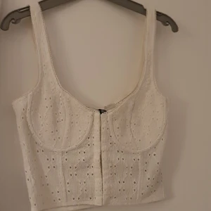 Line med byggel  - Line med byglar i storlek 36 från hm fint skick köparen står för eventuell frakt 