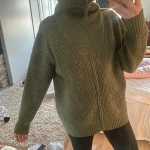 Stickad zip - Grön stickad zip-tröja i storlek xs-s. Lite nopprig men inget som märks av alls. 