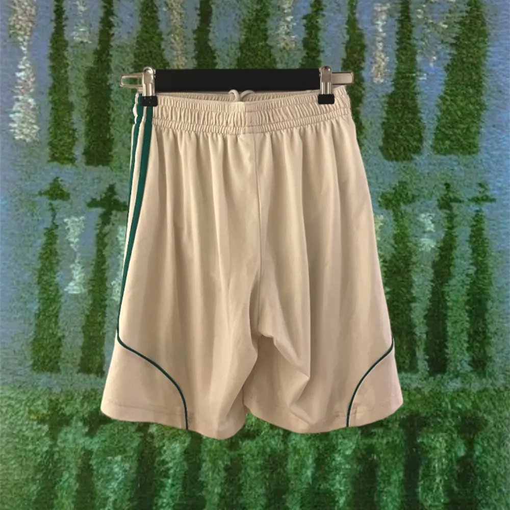 Vita vintage adidas shorts med gröna ränder!! Fint skick, Storlek S :)). Shorts.