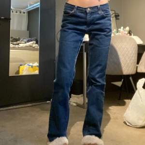Superfina lågmidjade jeans som tyvärr är förstora på mig!(min kompis på vissa av bilderna) Dom har en superfin brodering på ena byxfickan & dom är i jättefint skick!💕💕 (kolla gärna mina andra annonser, finns fler lågmidjade fina jeans) 