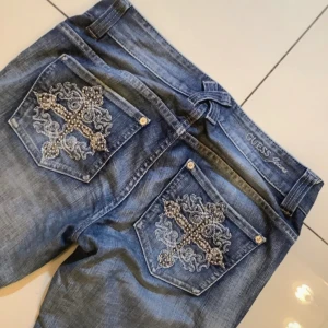 lågmidjade guess bootcut jeans - as coola lågmidjade jeans från guess med coola detaljer på fickorna