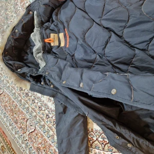 Parajumper jacka - Den är i en bra skick, använd bara ett par gånger sen har jag inte velat ha på mig den mer därför har jag valt o sälja den till någon annan som är intresserad.