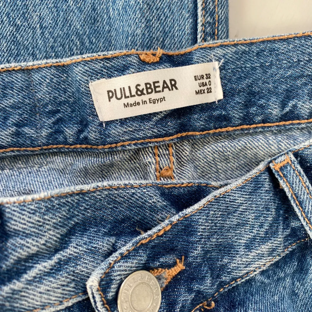 Baggy Pull&bear jeans, V midja. Använda typ 3-4 gånger, perfekt skick . Jeans & Byxor.