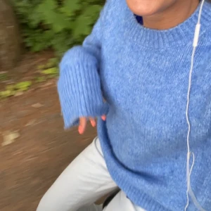 Blå stickad tröja  - Säljer denna superfina stickade tröjan från zara❤️Säljs inte längre köpt för 599❤️ Använd men fortfarande i fint skick❤️ Storlek S men passa även m