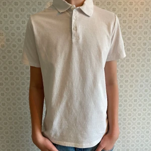 Vit piké  - Tja säljer min vita piké tröja i skicket 10/10 då den bara är använd 1-2 gånger. Storlek 170 men passar S. Pris är diskuterbart och det är bara att höra av sig vid någon som helst fundering. Mvh Levi🍾!