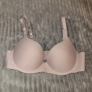 BH - Helt ny bh i storlek 38/85B. Justerbara band. Färgen är perfekt att ha under ex. vita tröjor. Köparen står för frakten (kan även fraktas med portokod för 18kr) 🫶