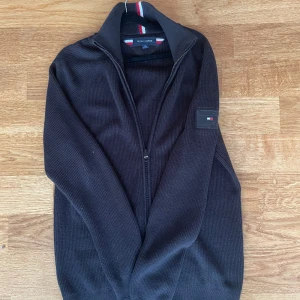 Tommy hilfiger helzip - En snygg helzip från tommy hilfiger i storlek M, köpt i USA för 1200. Skick 9/10🙌