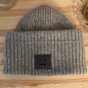 Acne mössa - Fint skick! 