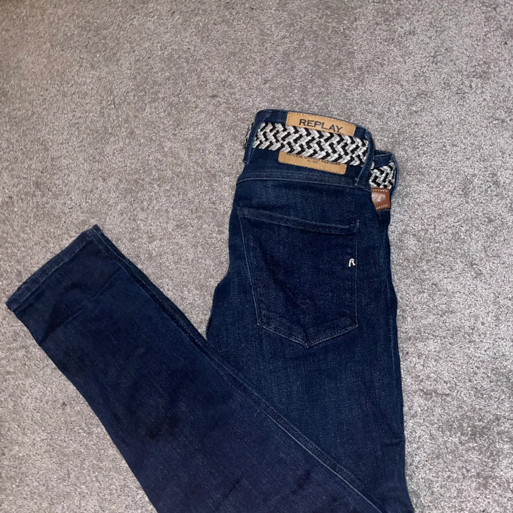 Säljer nu mina replay anbass då jag inte använder dom, nästan aldrig använda dö jag spontan köpte dom och de blev fel storlek. Jeans & Byxor.