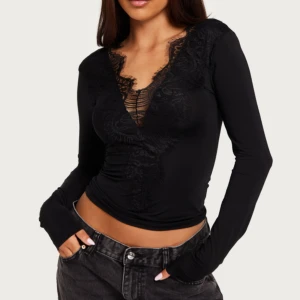 Spets tröja - Jättefin spets tröja från Nelly, använd 1 gång så den är som ny🪩 Storlek XS Nypris 449kr