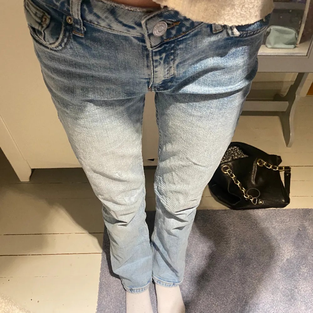 Säljer ett par jeans från Young Gina då det är för små och jag inte använder de💘 de är low/midwaist skulle jag säga och bootcut/straight. Bilden när jag har de på är inte så tydlig så kom privat för mer bilder och information 💘. Jeans & Byxor.