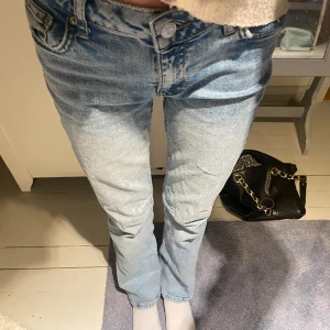 Gina jeans  - Säljer ett par jeans från Young Gina då det är för små och jag inte använder de💘 de är low/midwaist skulle jag säga och bootcut/straight. Bilden när jag har de på är inte så tydlig så kom privat för mer bilder och information 💘