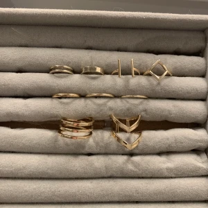 Guldiga ringar - Lite använda men är inte missfärgade alls! Två av dem är justerbara! Säljs som set, inte separat.  📏Mått: minsta 15mm, största är justerbar från ca 16mm till ca 21mm!  Skriv vid frågor!🩷 