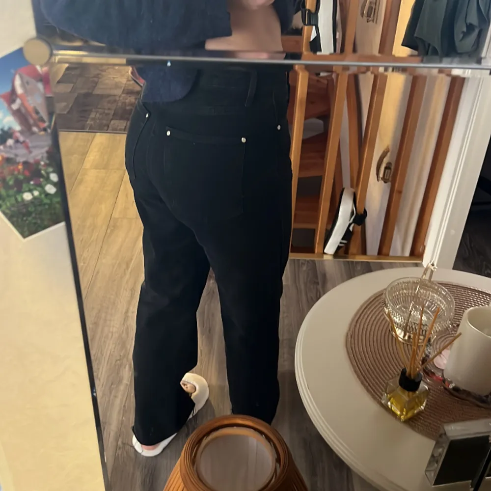 Hejj! Säljer dessa snygga jeans från zara, eftersom de aldrig kommer till användning. Storlek 38, högmidjade. Köparen står för frakt🌸🌸. Farkut & Housut.