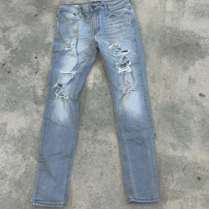 Jeans - Säljer dessa snygga och grischiga jeans🤩 9/10 skick och snålt använda. Storlek s på alla. 300kr för alla 3,  150kr styck. 🤩