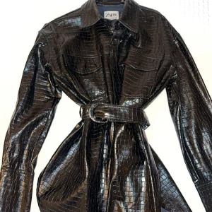 Orm skinn kappa - Använd 2 gånger Från zara Kan mötas i malmö